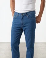 Hombre con vaquero azul medio José Beltrán