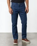 Hombre con vaquero básico azul oscuro José Beltrán