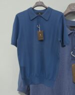 Polo de punto azul de manga corta José Beltrán colgado