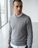 Hombre con jersey gris medio de cuello redondo José Beltrán