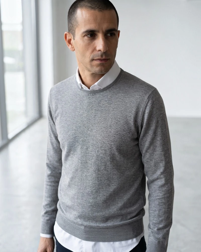 Hombre con jersey gris medio de cuello redondo José Beltrán
