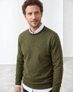 Hombre con jersey verde caza de cuello redondo José Beltrán