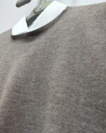 Jersey marrón oscuro de cuello redondo para hombre, vista frontal
