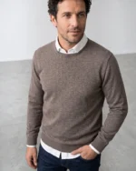 Hombre con jersey marrón oscuro de cuello redondo José Beltrán