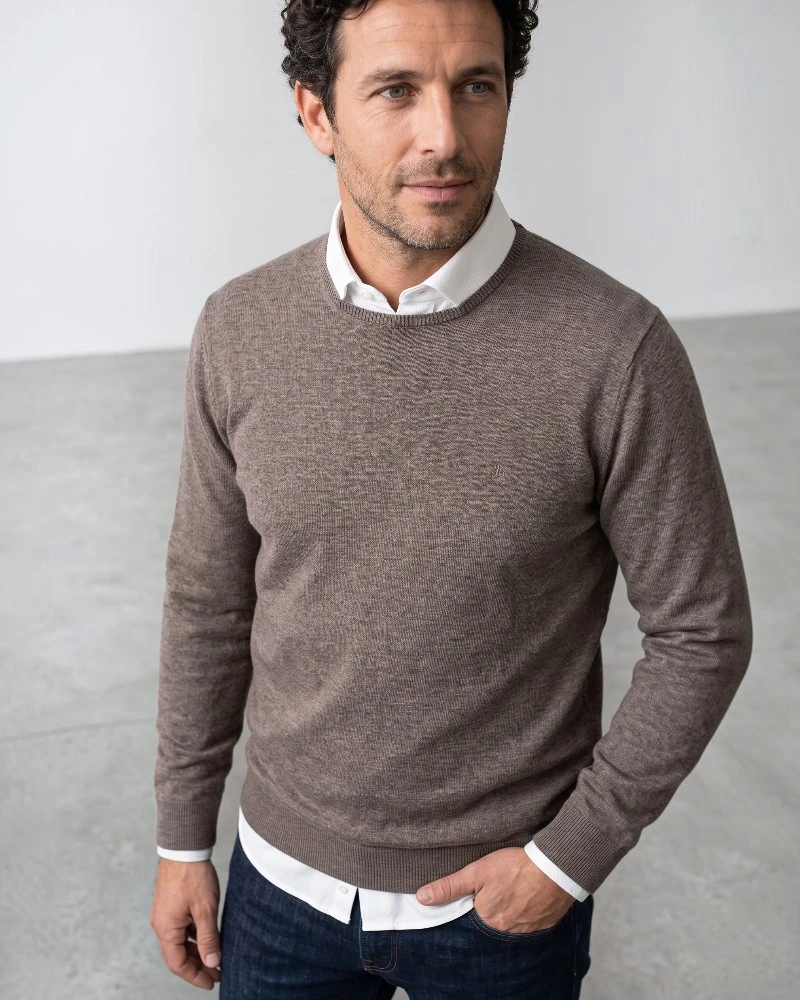 Hombre con jersey marrón oscuro de cuello redondo José Beltrán