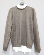 Detalle del jersey marrón oscuro para hombre José Beltrán