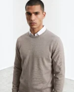 Hombre con jersey color visón de cuello redondo José Beltrán
