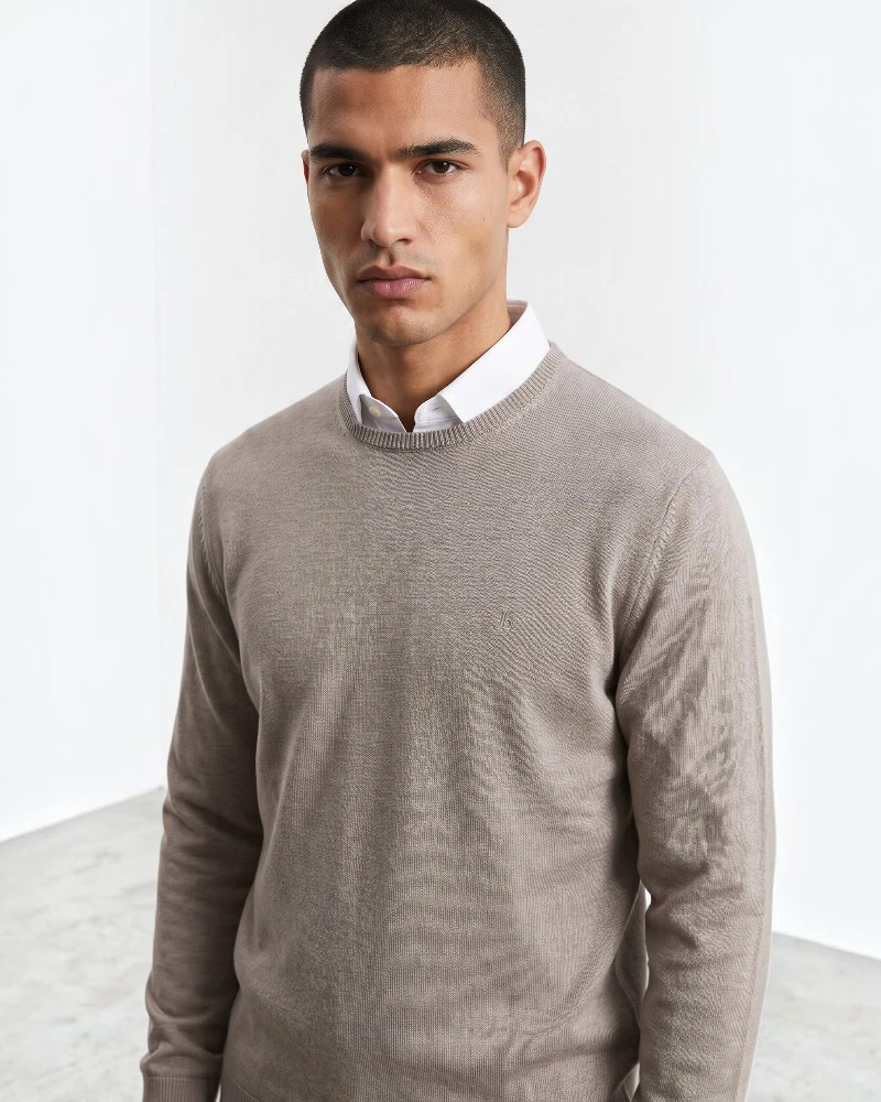 Hombre con jersey color visón de cuello redondo José Beltrán