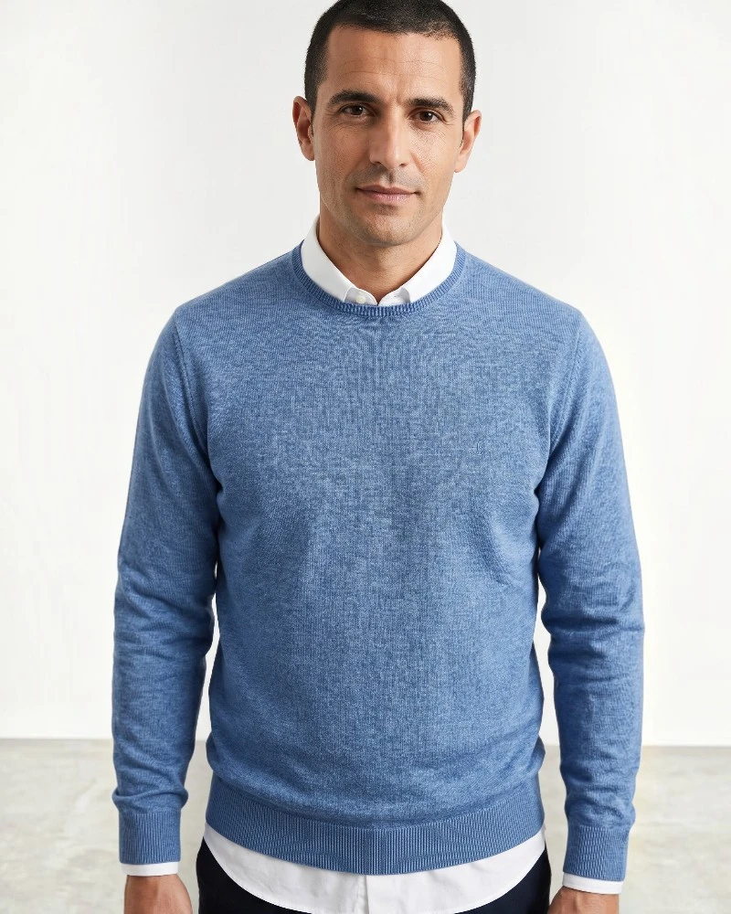 Hombre con jersey azul índigo de cuello redondo José Beltrán