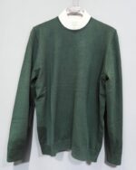 Detalle del jersey verde botella para hombre José Beltrán