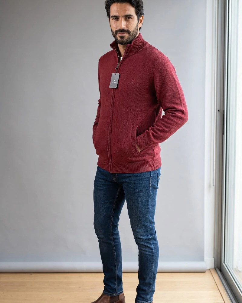 Hombre con chaqueta granate de punto y cremallera José Beltrán