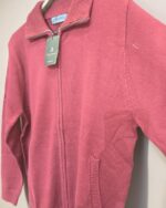 Detalle de la chaqueta granate con cremallera José Beltrán