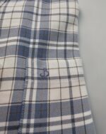 Detalle del bolsillo y bordado de la camisa de cuadros azules
