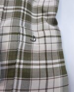 Detalle del bolsillo y bordado de la camisa de cuadros verdes