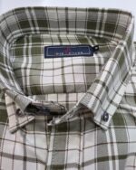 Detalle del cuello abotonado de la camisa de cuadros verdes