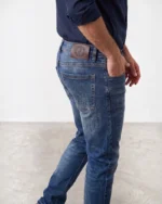 Vaquero azul La Vespita para hombre visto de perfil y espalda