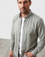 Camisa kaki La Vespita para hombre puesta