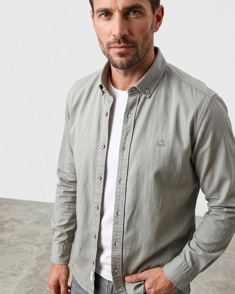 Camisa kaki La Vespita para hombre puesta