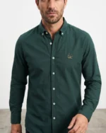 Camisa verde botella La Vespita para hombre puesta