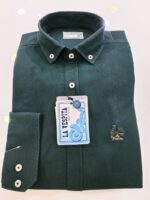 Camisa verde botella La Vespita doblada con cuello y emblema