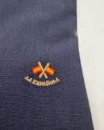 Detalle del emblema bordado de la camisa azul marino La Española