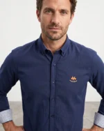 Camisa azul marino fil a fil La Española para hombre puesta