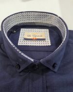 Detalle del cuello abotonado con contraste interior de la camisa