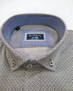 Detalle del cuello abotonado de la camisa estampada azul