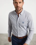 Camisa estampada azul La Vespita para hombre puesta