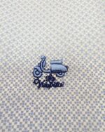 Detalle del microestampado y emblema de la camisa La Vespita