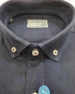 Detalle del cuello abotonado de la camisa azul marino La Vespita