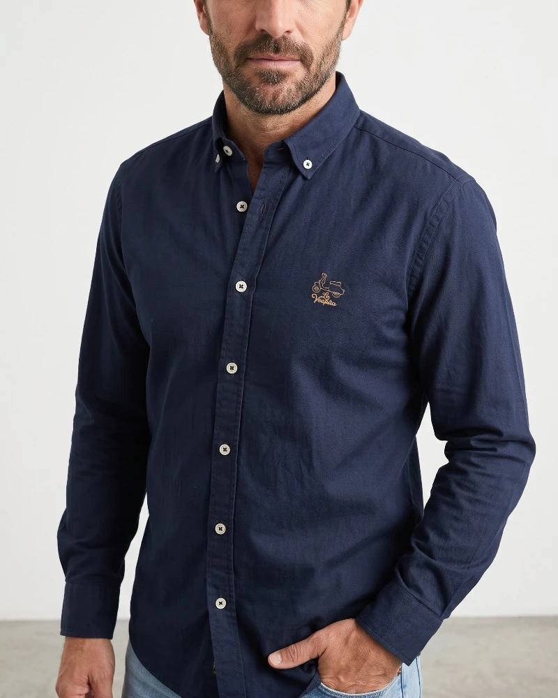 Camisa azul marino La Vespita para hombre puesta