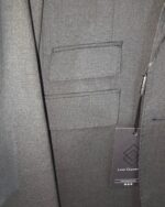 Detalle de bolsillos y etiqueta de la americana gris marengo