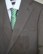 Detalle de la solapa y el tejido del traje gris marengo