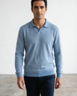 Hombre con polo azul de punto de manga larga José Beltrán