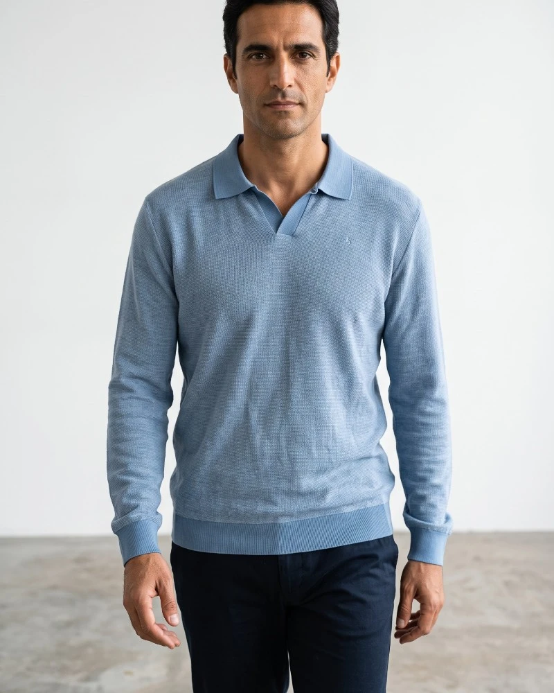Hombre con polo azul de punto de manga larga José Beltrán