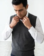 Chaleco de punto gris con cuello de pico José Beltrán