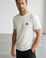 Camiseta blanca de manga corta Boston para hombre puesta
