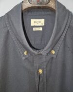 Camisa Oxford azul índigo Boston, detalle del cuello abotonado