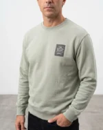 Sudadera verde musgo de cuello redondo Boston para hombre puesta
