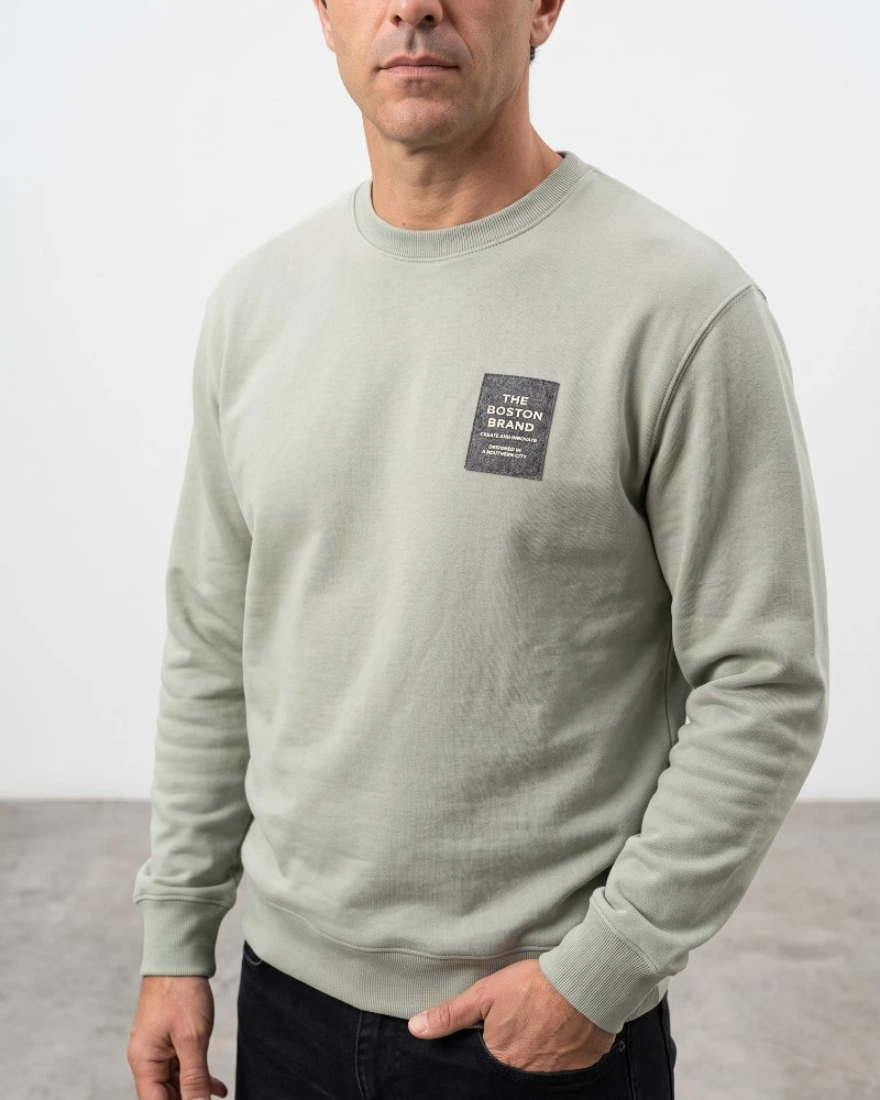 Sudadera verde musgo de cuello redondo Boston para hombre puesta