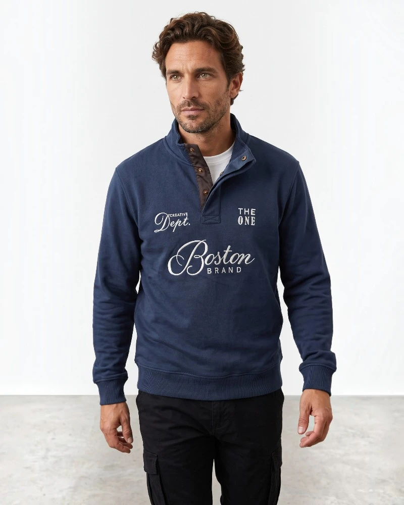 Sudadera azul marino con cuello chimenea Boston para hombre puesta