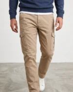 Pantalón chino cargo camel Boston para hombre puesto
