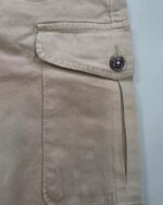 Detalle del bolsillo lateral del pantalón cargo camel Boston