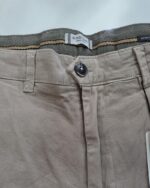 Detalle de la cintura del pantalón cargo camel Boston
