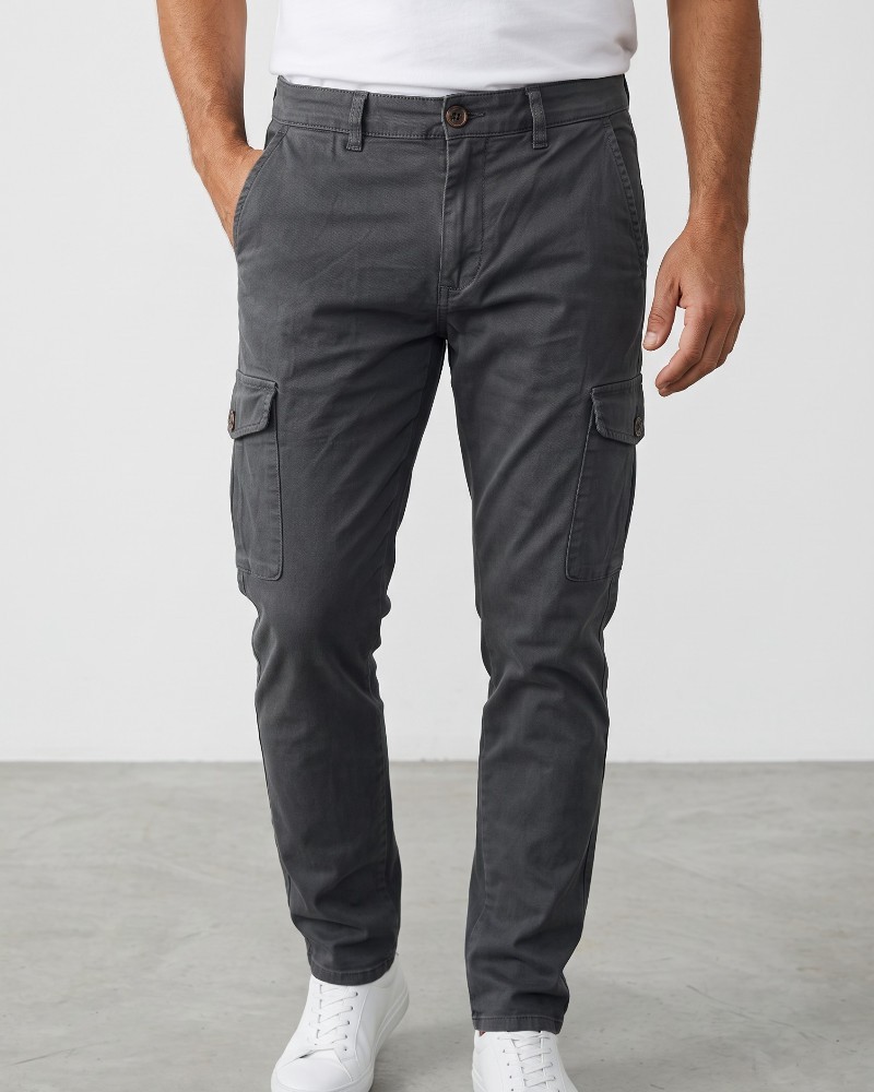Pantalón cargo azul petróleo Boston para hombre puesto