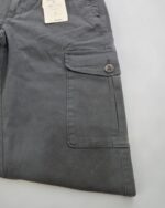 Detalle del bolsillo lateral del pantalón cargo azul petróleo Boston