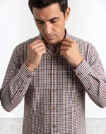 Camisa de microcuadros granate y azul con bolsillo José Beltrán