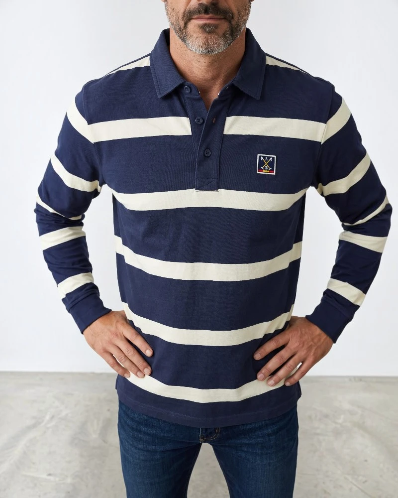 Polo azul marino con rayas crudas La Española para hombre puesto