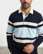 Polo de rayas azul marino, celeste y crudo para hombre puesto